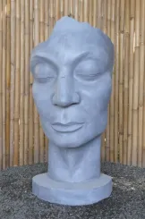 Aras - Gesicht nach rechts schauend, 120 cm H | Steinguss 